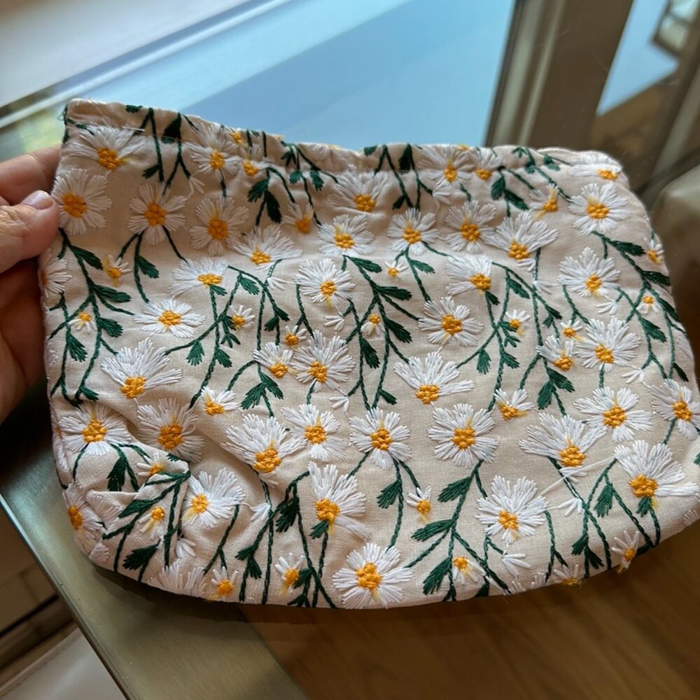 Makeup bag DAISIES NEW IN PACKAGE HOLDS A LOT!